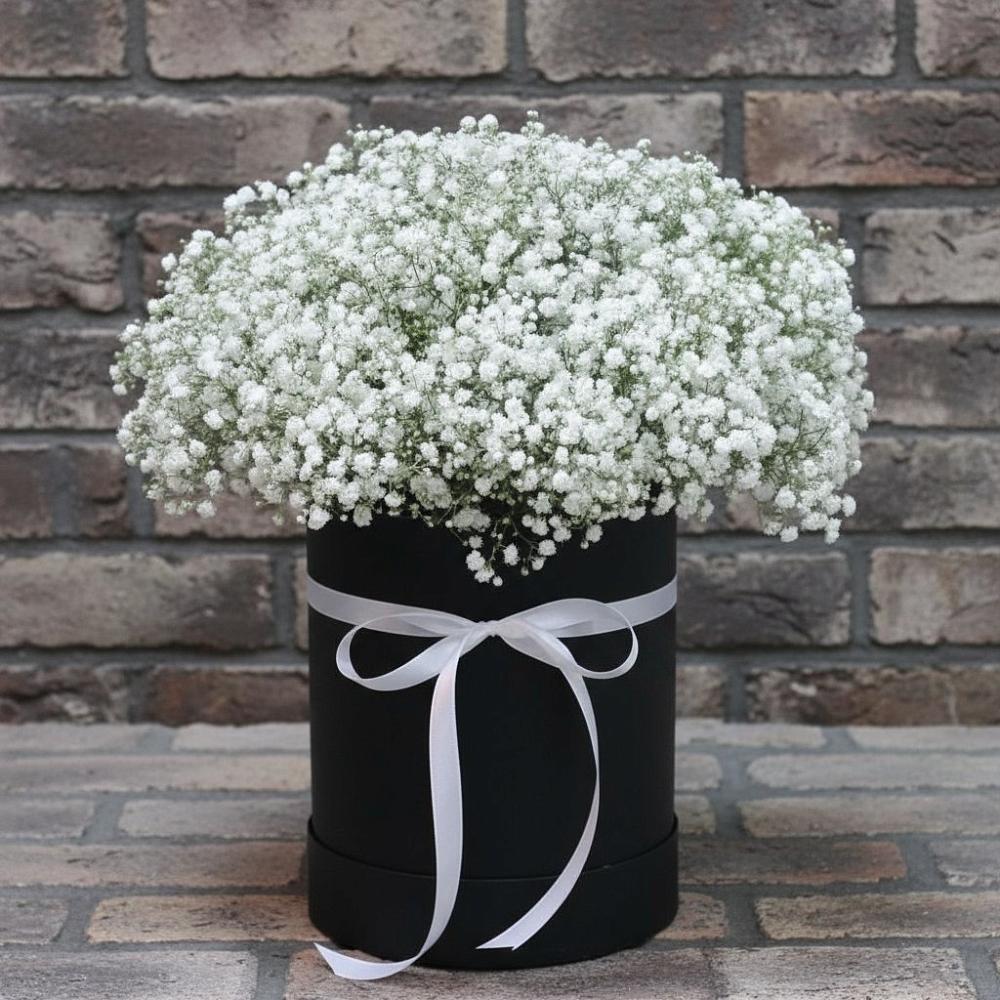 Цветочная композиция из Гипсофила в шляпной коробке в Красногвардейский