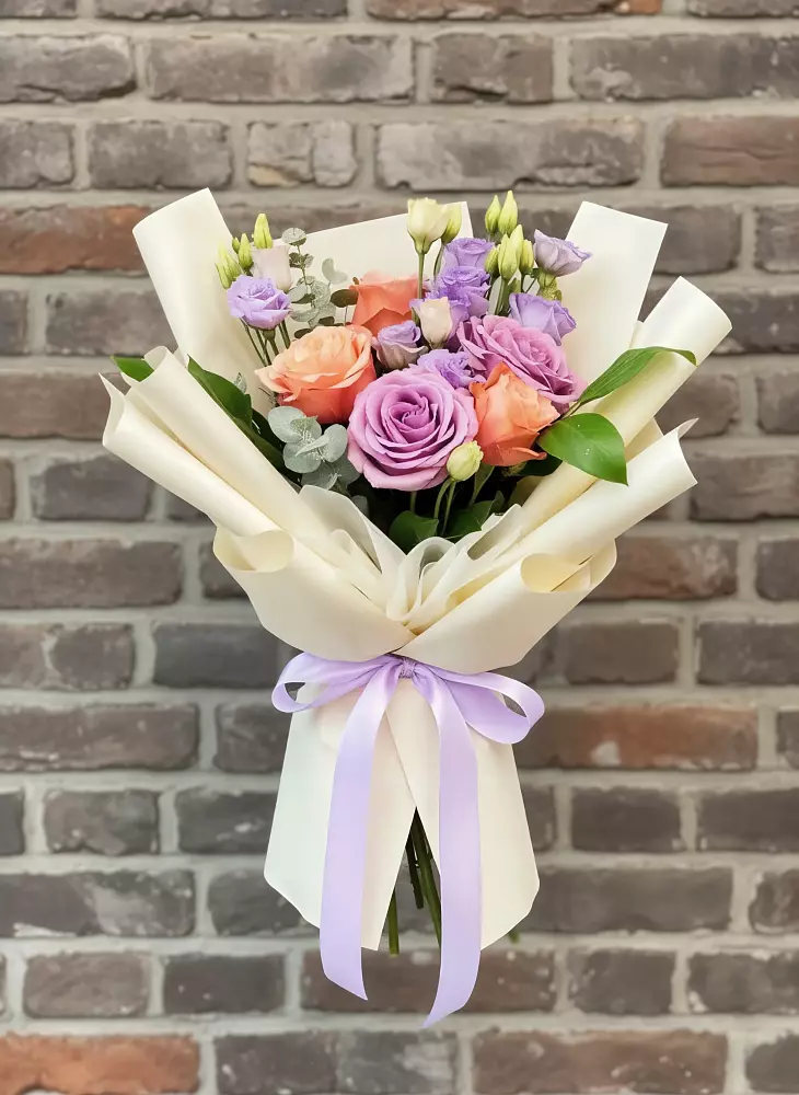 Букет цветов из: Лизиантусы и Розы в Красногвардейский