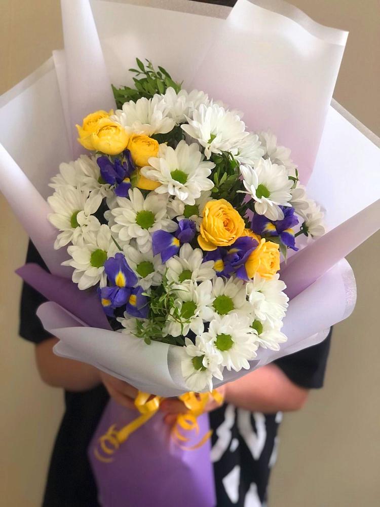 Букет цветов из: Ирисы, Хризантемы и Розы в Красногвардейский