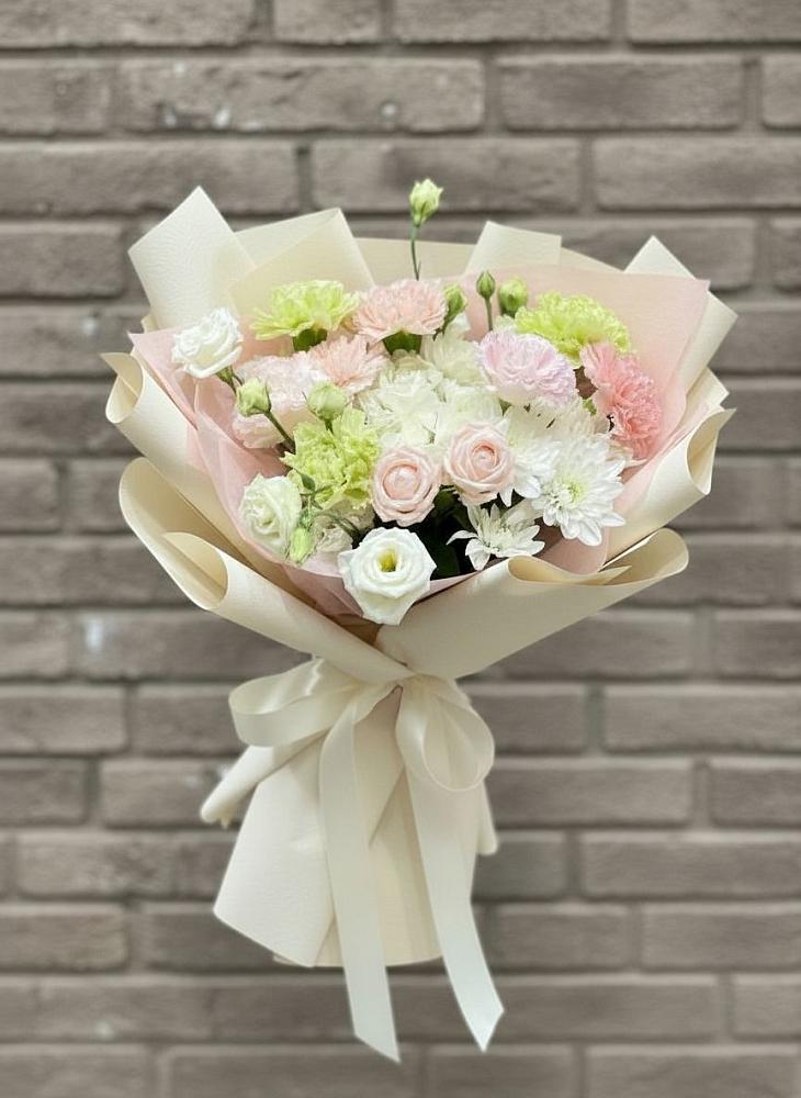 Букет цветов из: Гвоздики, Розы, Лизиантусы и Хризантемы в Красногвардейский