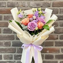 Букет цветов из:  Лизиантусы и Розы в Красногвардейский