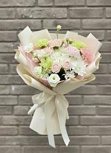 Букет цветов из:  Гвоздики, Розы, Лизиантусы и Хризантемы в Красногвардейский