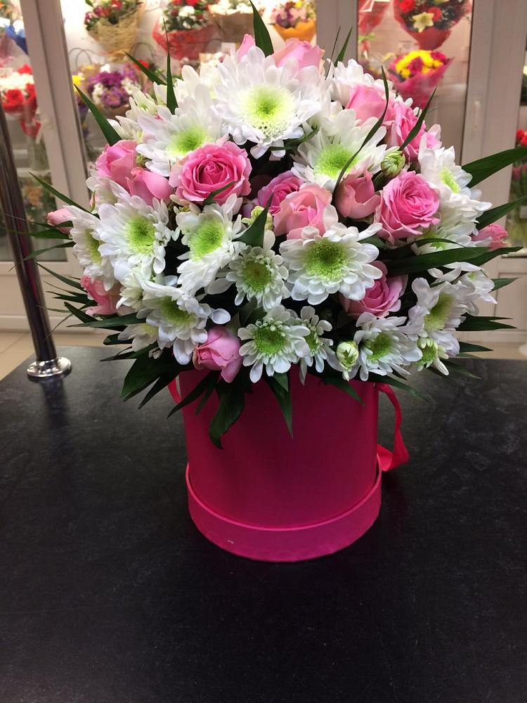 Цветочная композиция из Розы и Хризантемы в шляпной коробке в Красногвардейский