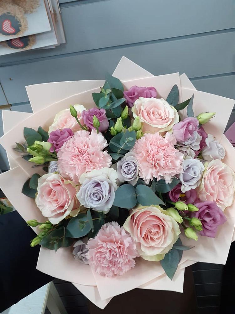 Букет цветов из: Розы, Гвоздики и Лизиантусы в Красногвардейский