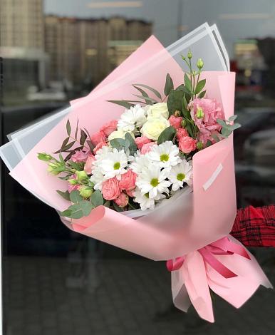 Букет цветов из: Розы, Лизиантусы и Хризантемы в Красногвардейский